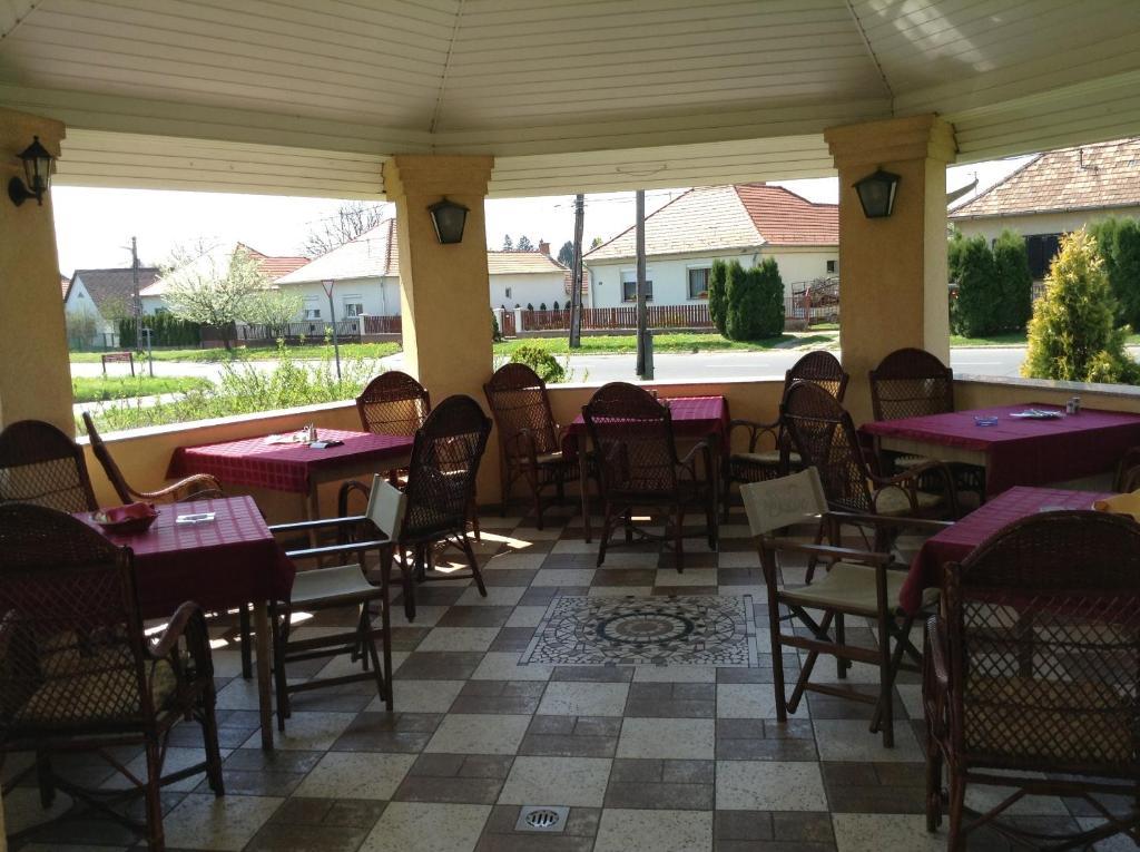 Hotel Fonix Fogado Lenti Esterno foto