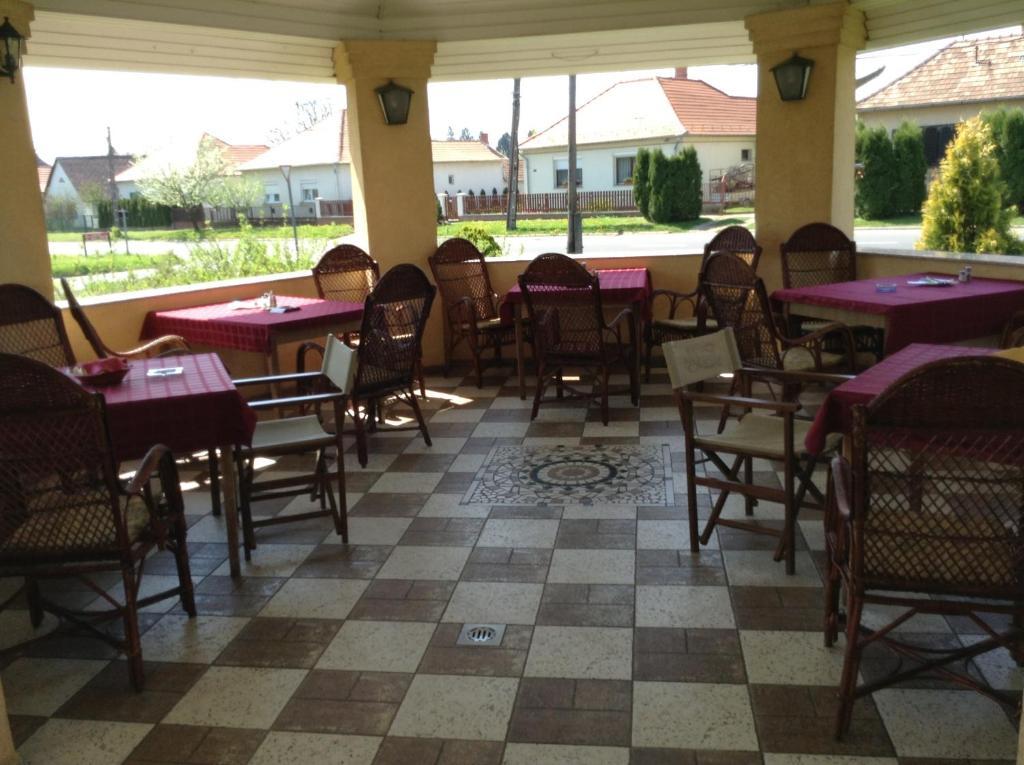 Hotel Fonix Fogado Lenti Esterno foto